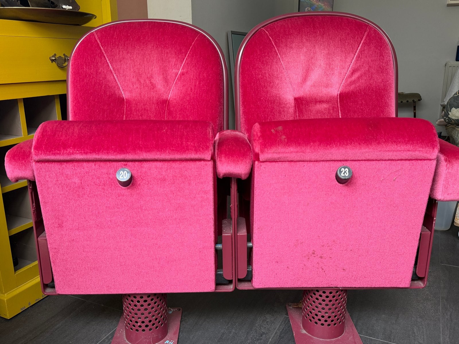 Theaterstoelen uit het oude Theater aan de Parade, Ophalen, Gebruikt, Twee, Stof