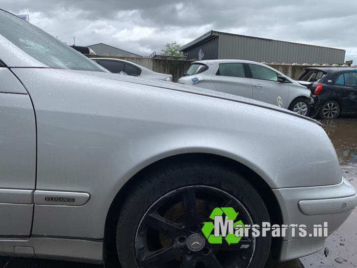 Scherm rechts-voor van een Mercedes CLK, Auto-onderdelen, Gebruikt, -, Ophalen of Verzenden, -