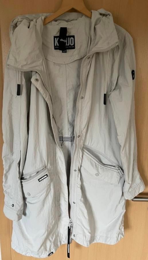 Fijne KHUJO  regenjas parka, kiezelkleur, Verzenden, Zo goed als nieuw, Maat 42/44 (L), Beige