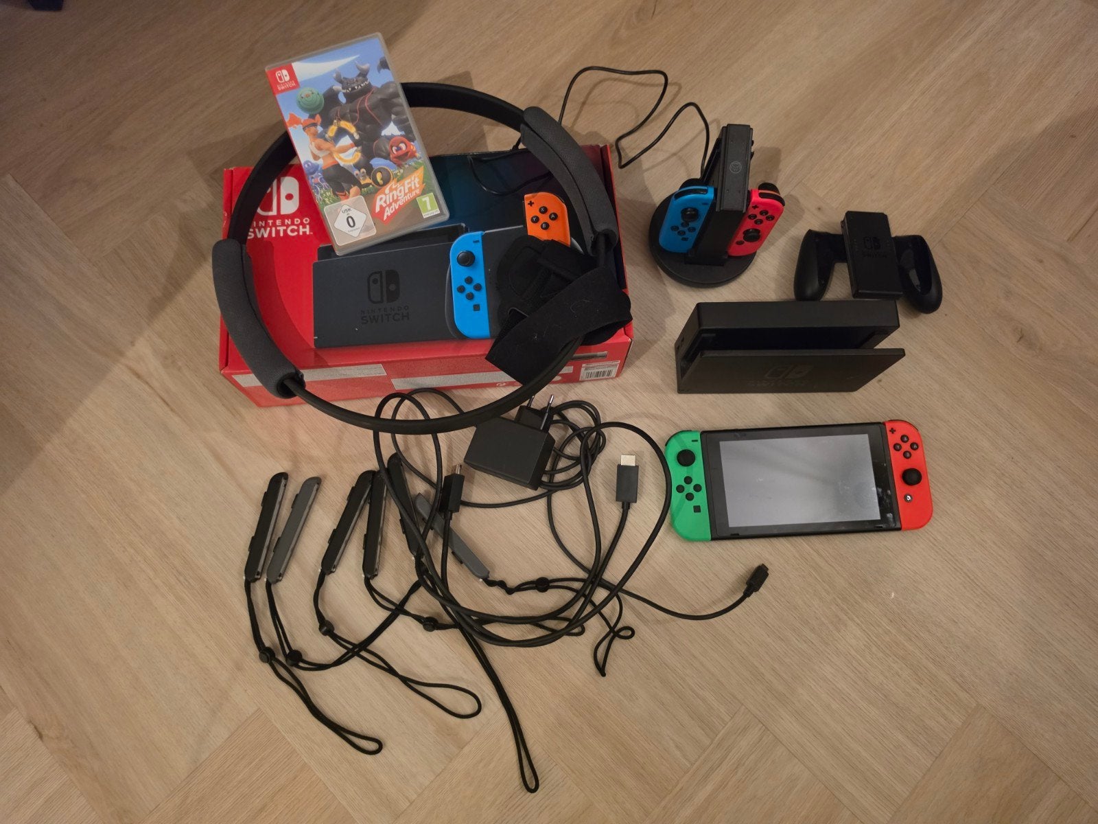 Nintendo Switch met Ring Fit, 4 controllers en oplaadstation, Spelcomputers en Games, Spelcomputers | Nintendo Switch, Ophalen