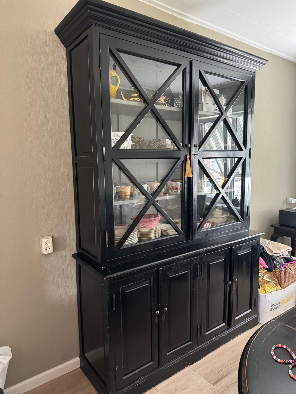 Zwarte vitrinekast/dressoir met glazen deuren, Huis en Inrichting, Kasten | Vitrinekasten, Ophalen, Gebruikt, 100 tot 150 cm, 200 cm of meer