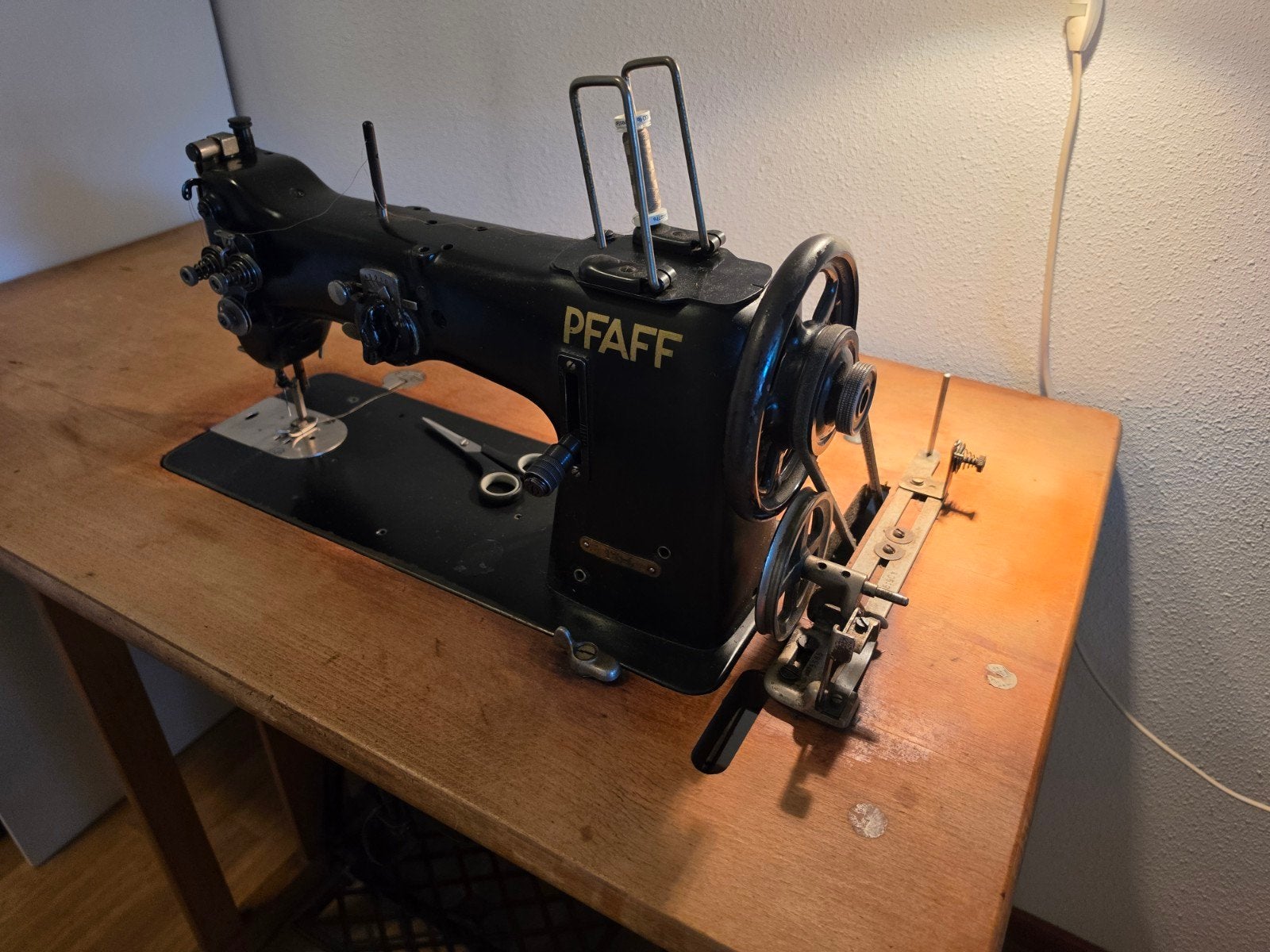 Krachtstroom Pfaff naaimachine met onderstel en motor, Ophalen of Verzenden