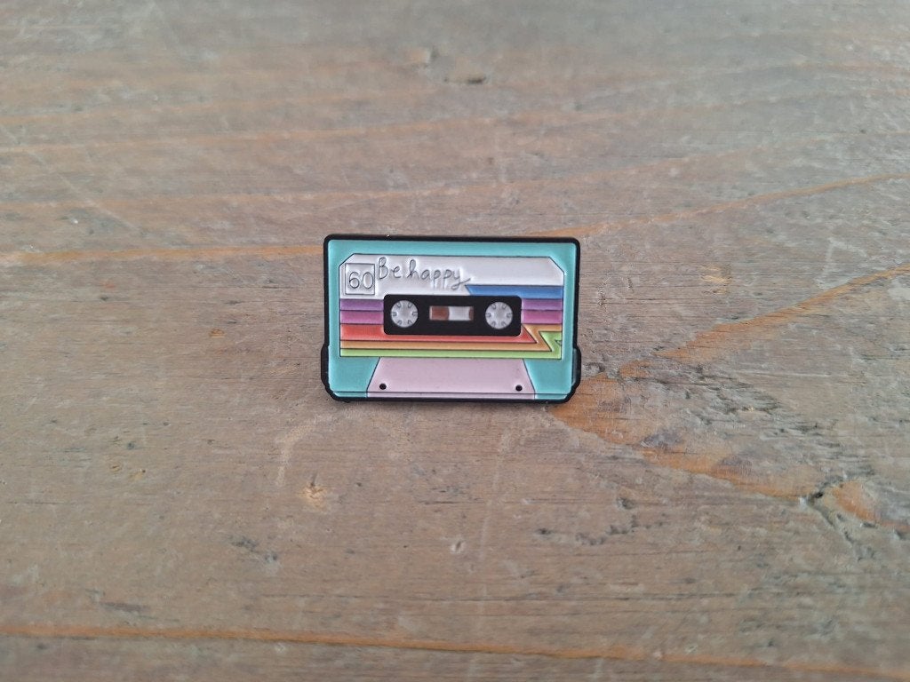 1 pin van een cassettebandje met de tekst Be Happy te koop, Verzamelen, Ophalen of Verzenden, Nieuw, Overige onderwerpen, Speldje of Pin