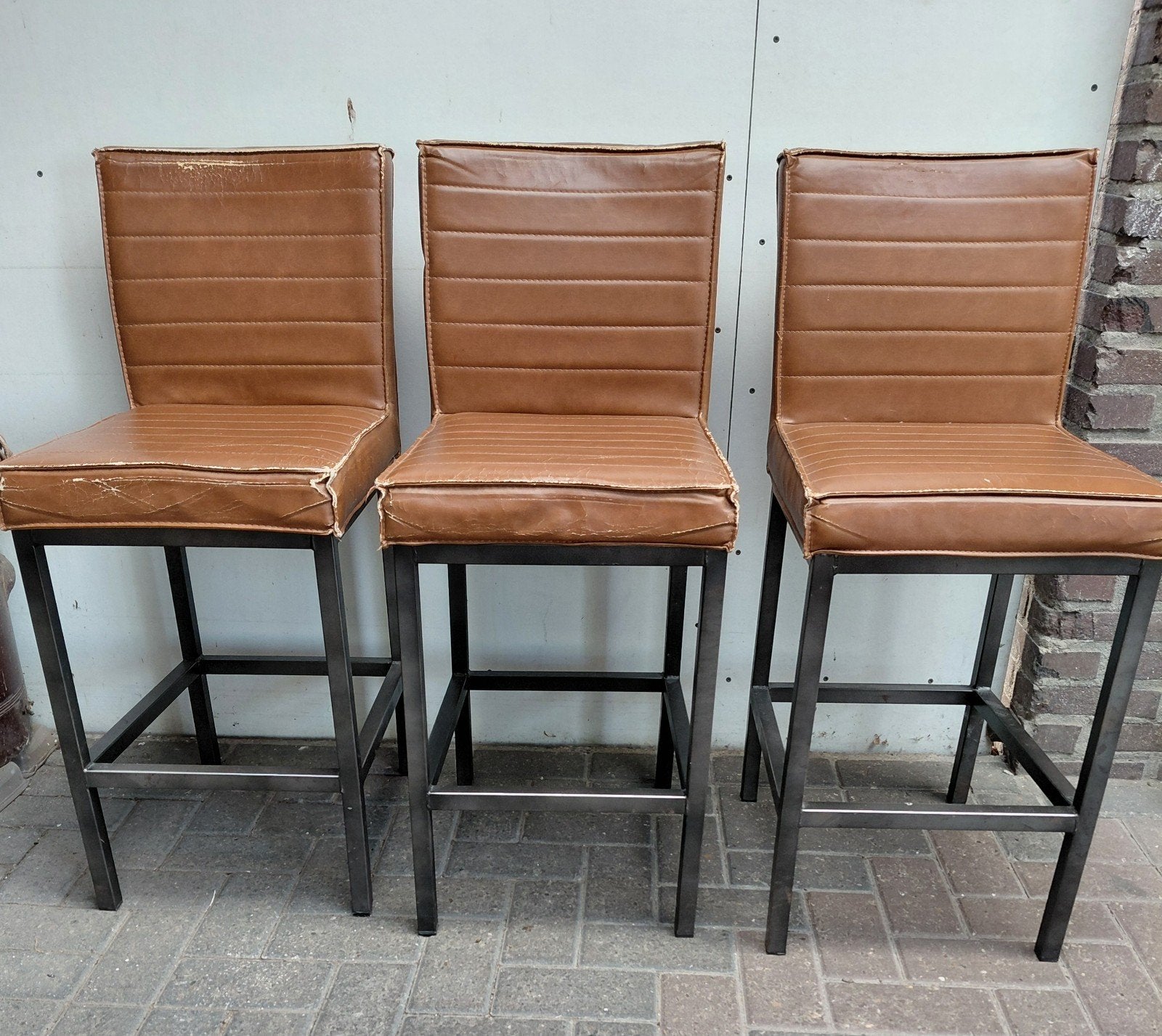 3 barkrukken met beschadigingen in de bekleding, Huis en Inrichting, Barkrukken, Ophalen, Gebruikt, 60 tot 90 cm, 3 krukken