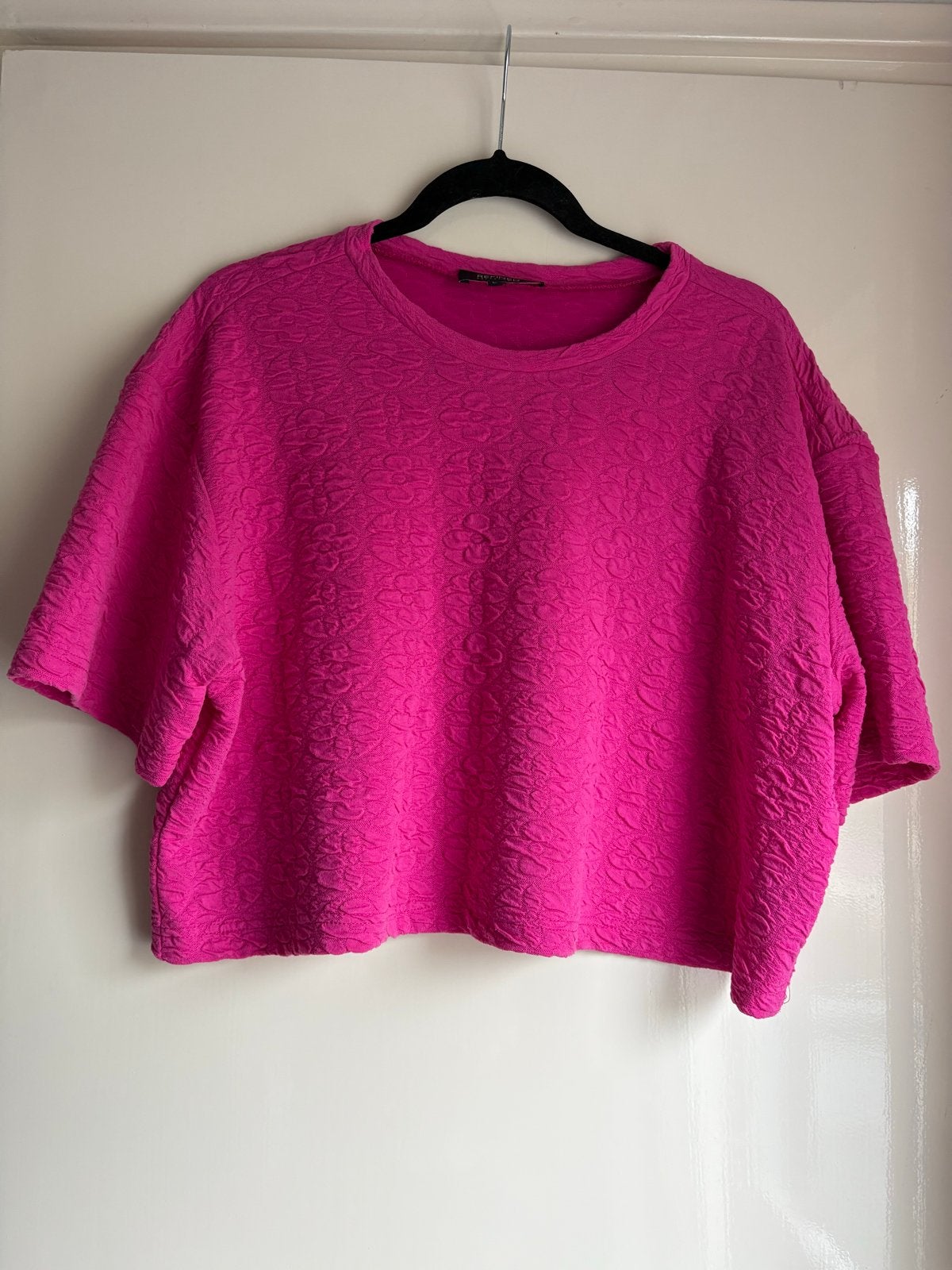 Zo goed als nieuw boxy fit fuchsia shirt Refined Department, Maat 42/44 (L), Ophalen of Verzenden, Zo goed als nieuw, Korte mouw