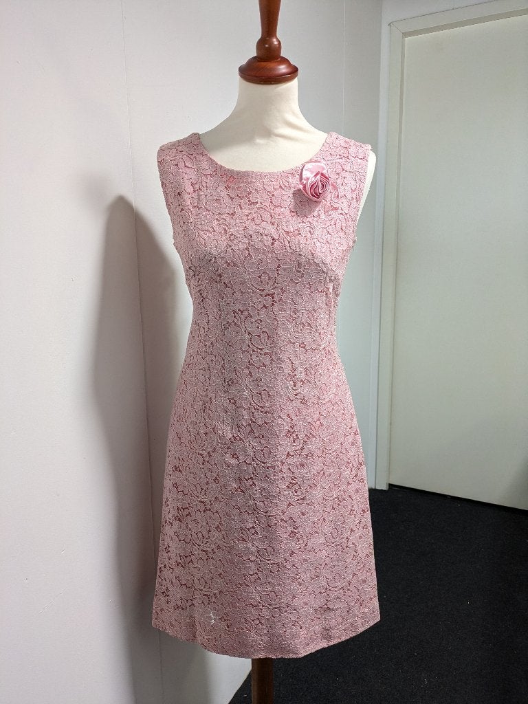 Kanten jurkje uit de jaren 60 maat M, Kleding | Dames, Jurken, Maat 38/40 (M), Ophalen of Verzenden, Knielengte, Roze