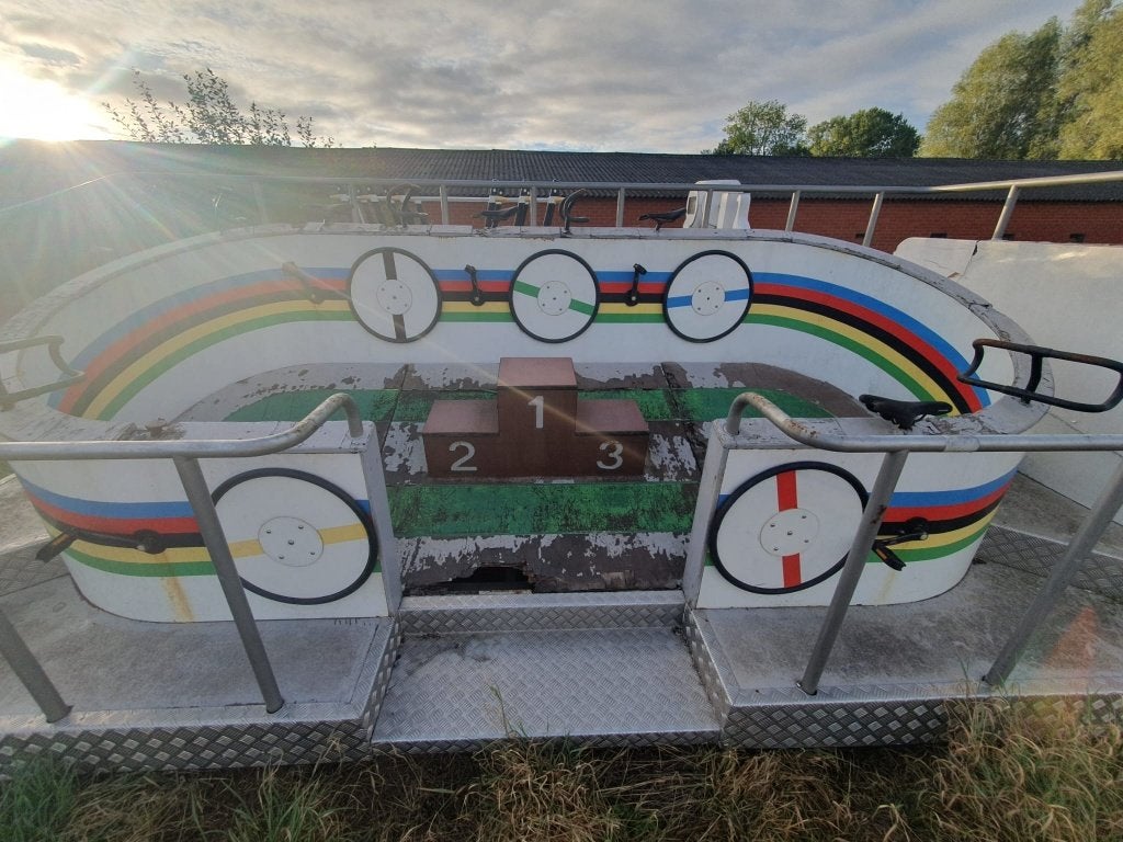 Haakarmplateau 5 meter met interactieve fietsattractie, Ophalen