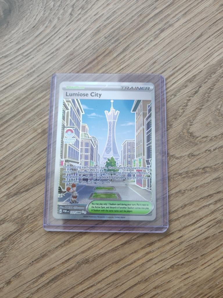Lumiose City Trainer Kaart (Pokémon TCG), Ophalen of Verzenden, Zo goed als nieuw, Losse kaart, Foil