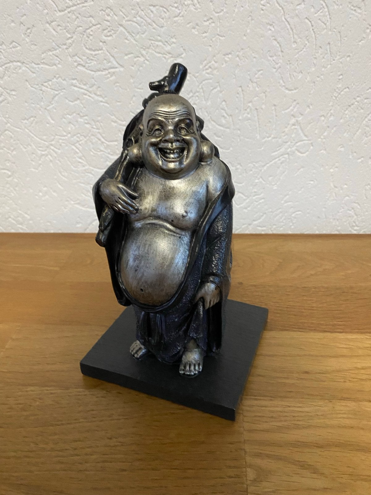 Lachende Boeddha beeld op sokkel, Metaal, Met sokkel, Ophalen of Verzenden, Zo goed als nieuw