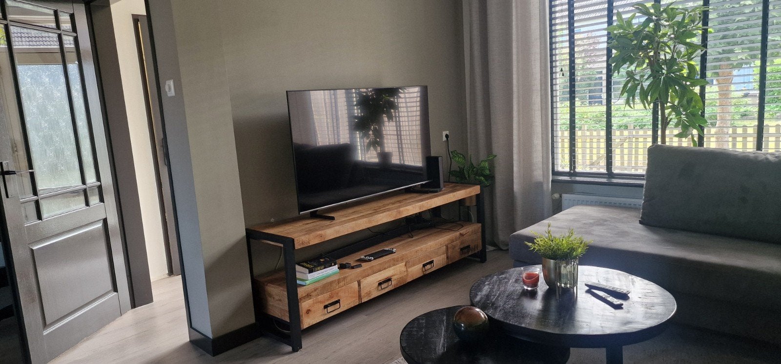 Dressoir in nieuwstaat - Modern en robuust, Met plank(en), 150 tot 200 cm, Zo goed als nieuw, Modern industrieel