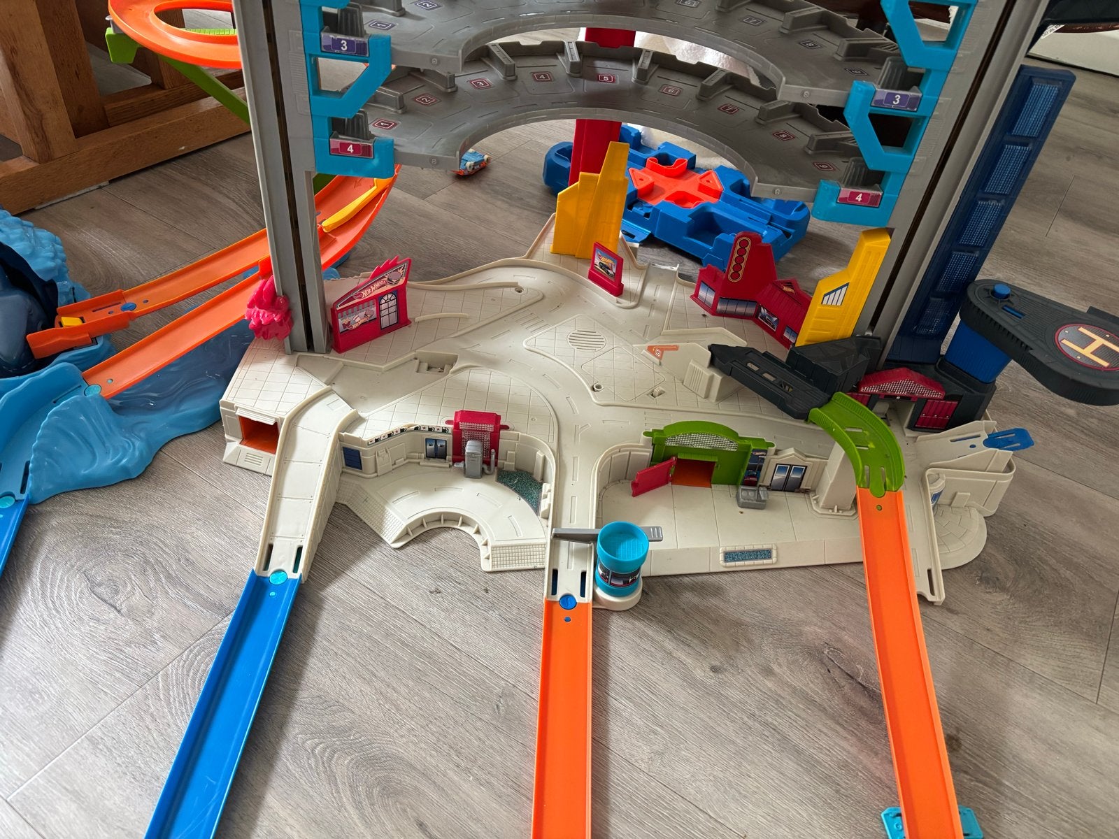 Hot Wheels garage en baan met looping en diverse onderdelen, Ophalen of Verzenden, Hot Wheels, Racebaan, Gebruikt