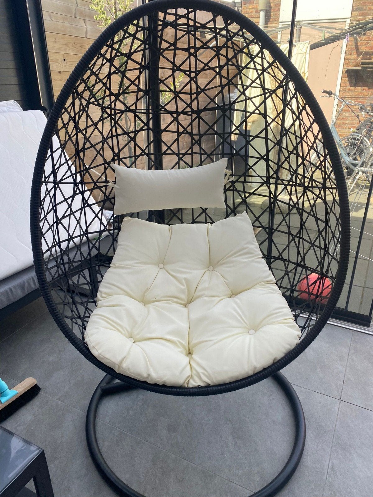 Hangstoel met standaard en kussens, Huis en Inrichting, Stoelen, Modern, Lounge, Zwart, Ophalen of Verzenden, Zo goed als nieuw