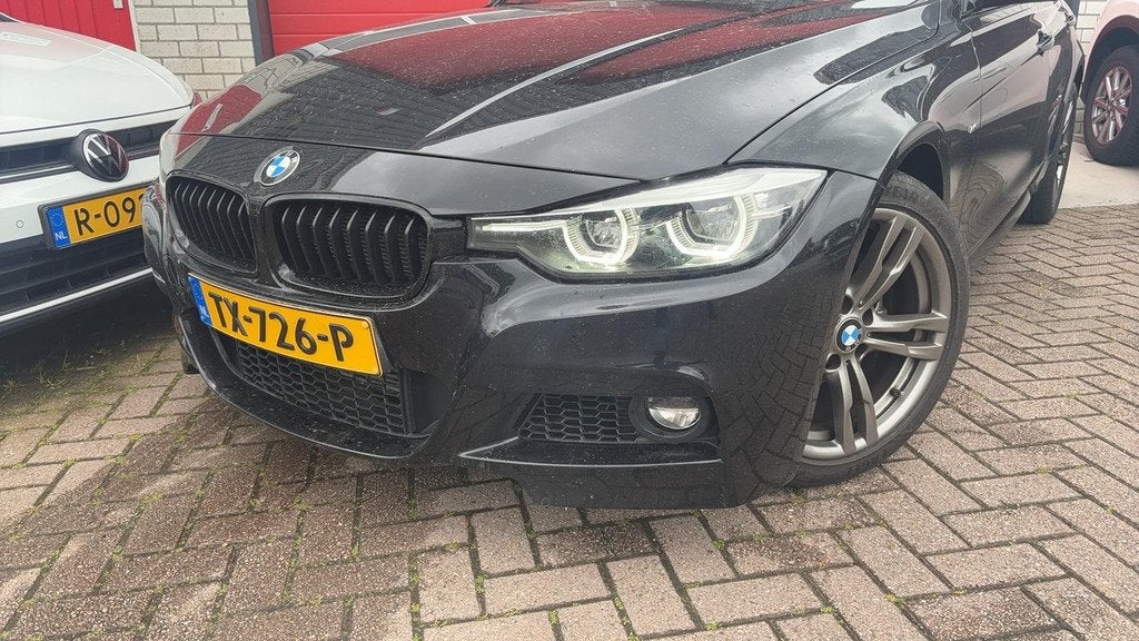 BMW 3-serie 318i M Sport Edition M-PAKKET / BLACK OPTIC / FU, Auto's, BMW, Automaat, Gebruikt, Zwart, 3 cilinders