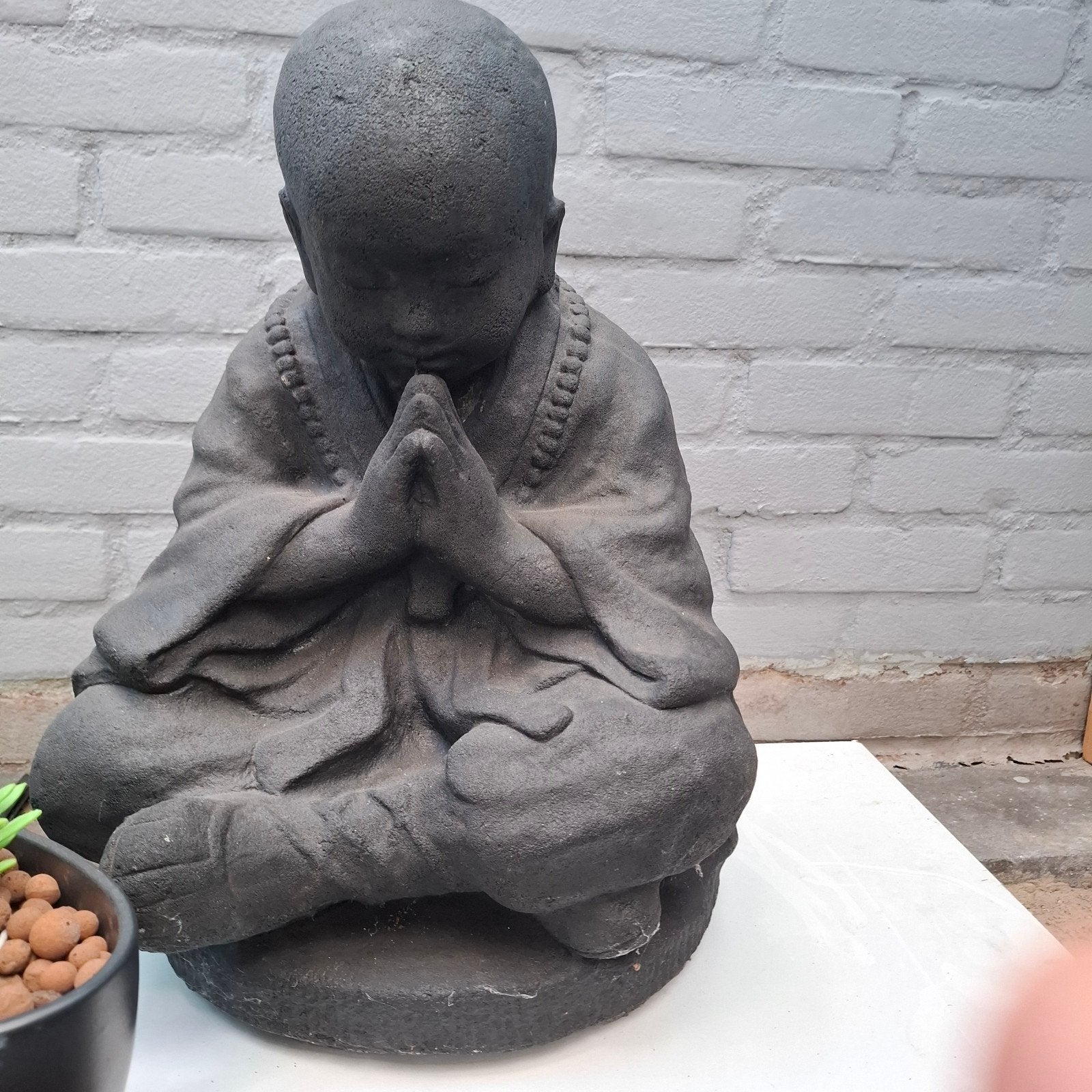 Boeddha beeldje - Monnik in meditatie - Steen/keramiek, Ophalen, Gebruikt, Steen/keramiek, Grijs