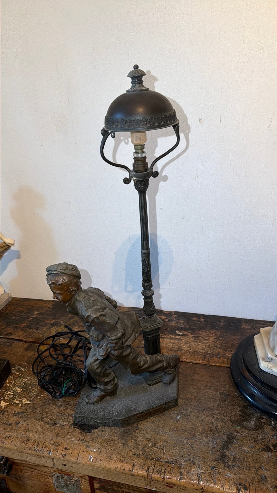 Antieke lamp , Een jonge schooljongen bij een lantaarnpaal., Ophalen of Verzenden