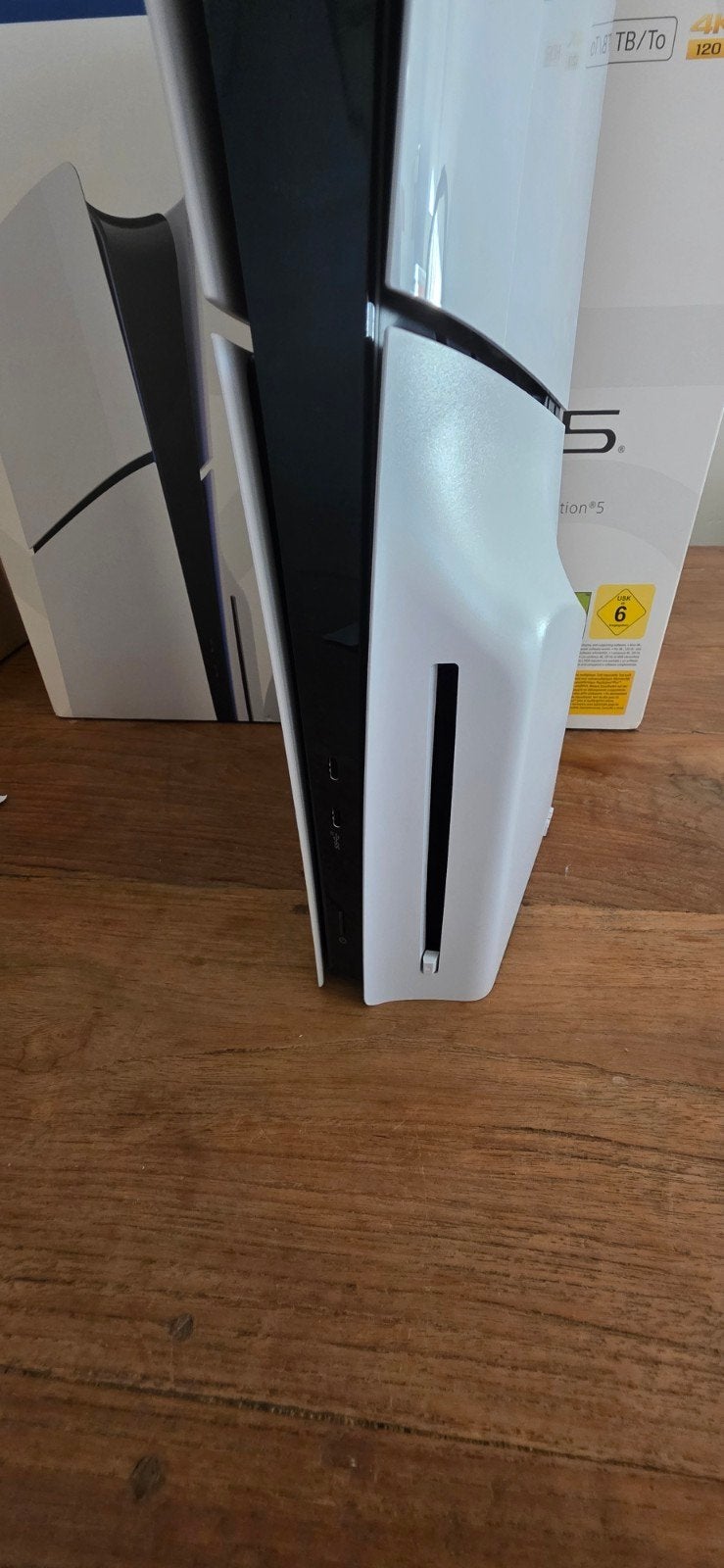 Foto 4 van PS5 Slim Disc Edition 1TB - Zo goed als nieuw