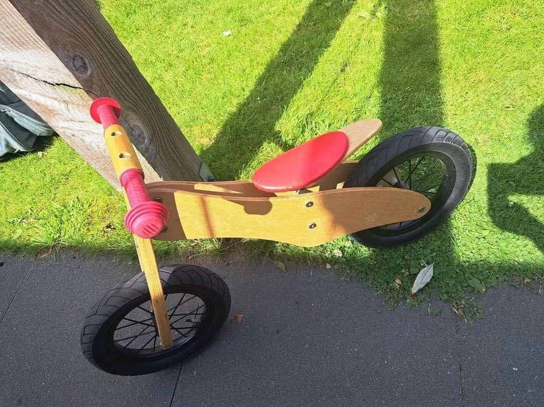 Houten loopfiets voor kinderen, Ophalen