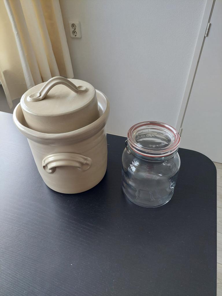 Stenen inmaakpot, met gewichten en weckpot voor fermentatie, Ophalen