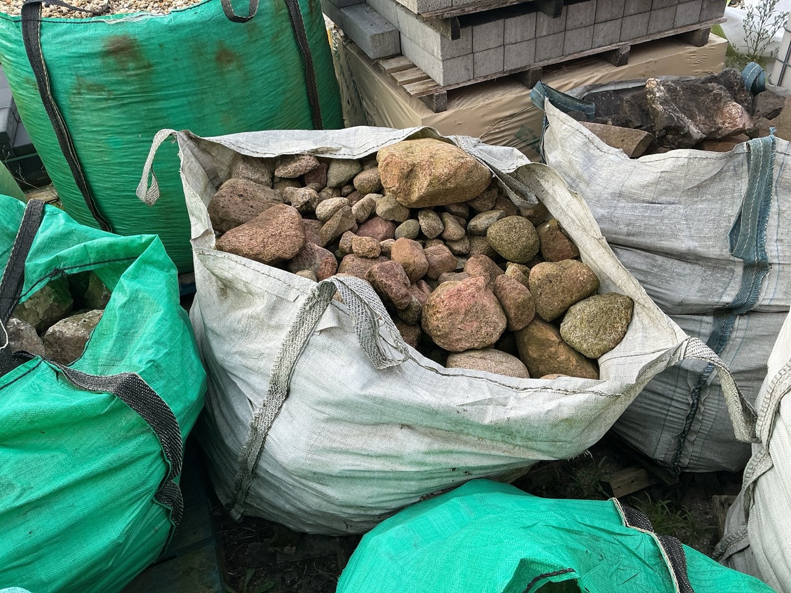 Twee big bags met sierkeien voor tuin of landschap, Tuin en Terras, Ophalen of Verzenden, Gebruikt, Multi, Kei