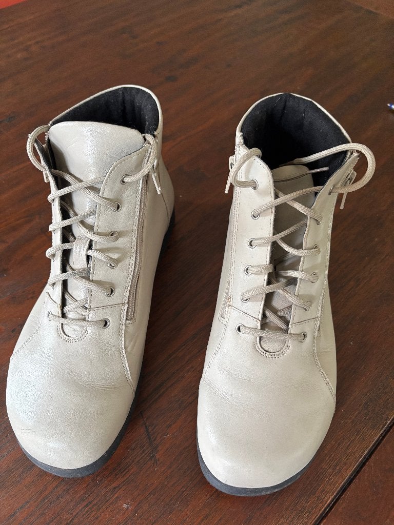 Dames schoen maat 43, Beige, Ophalen of Verzenden, Sneakers of Gympen, Zo goed als nieuw