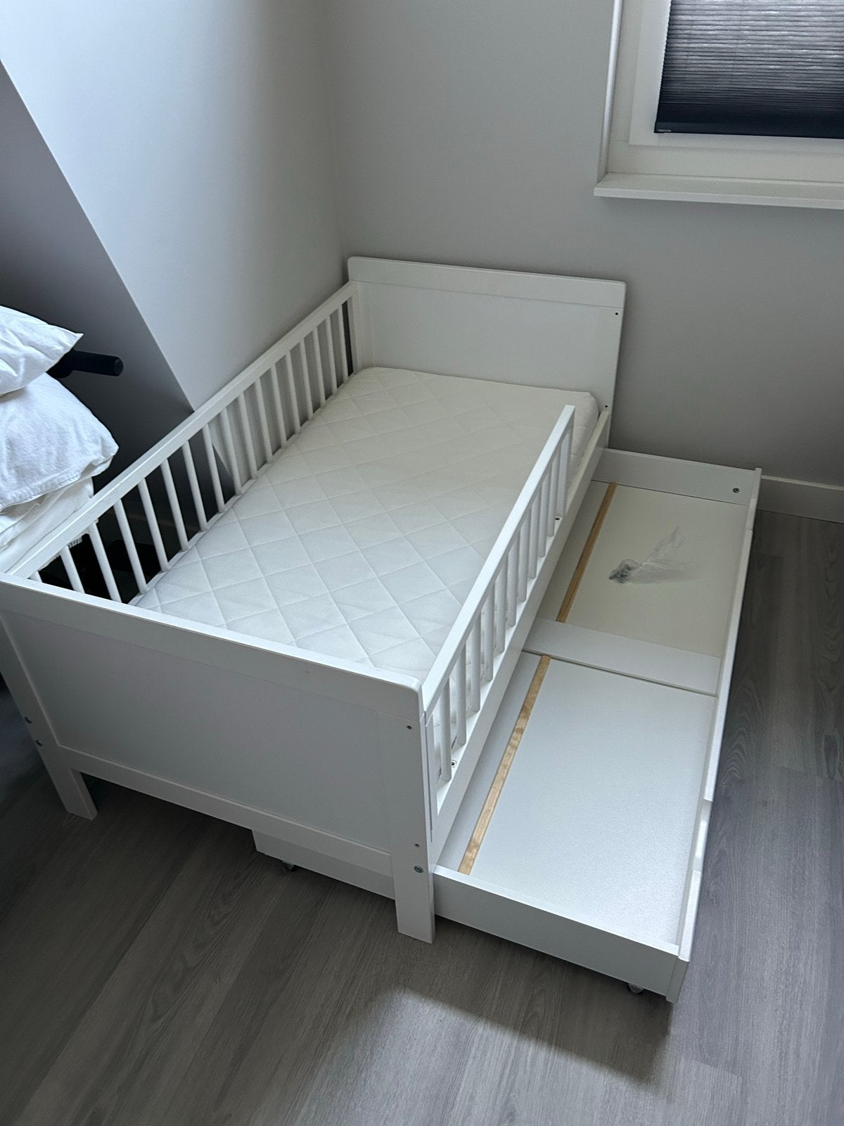 Petit Amélie Peuterbed met lade en nachtkastje, Ophalen, Wit, 190 cm of minder, Zo goed als nieuw