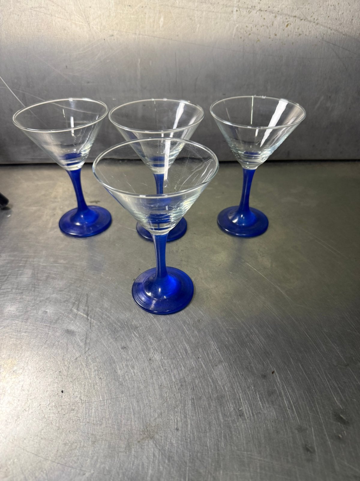 4 martini glazen met blauwe voet prijs is voor alle 4 samen, Ophalen of Verzenden, Zo goed als nieuw, Overige typen