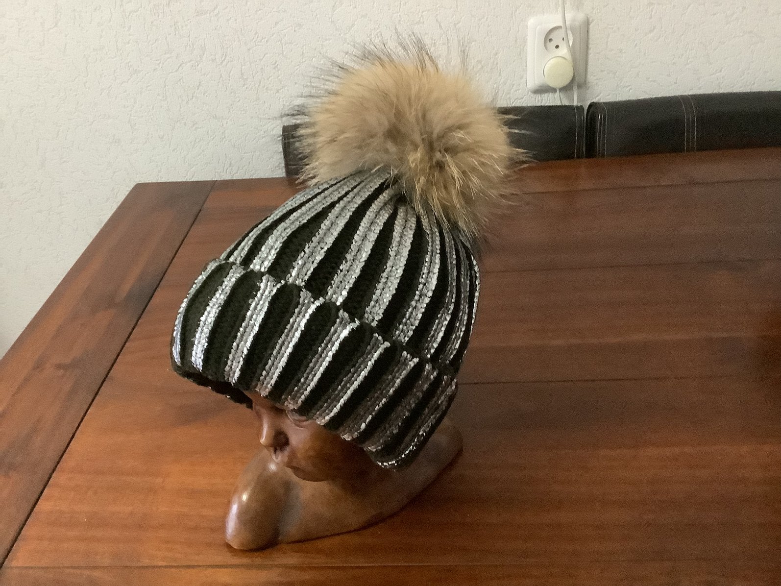 Muts.   “ Zilver “.     met pompom, Verzenden, Nieuw