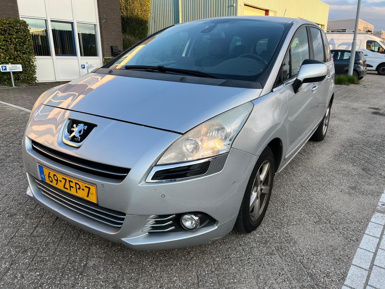 Peugeot 5008 1.6 Hdif 82KW 2-TRONIC 7PL 2012 Grijs, 4 cilinders, 23 km/l, Origineel Nederlands, Diesel