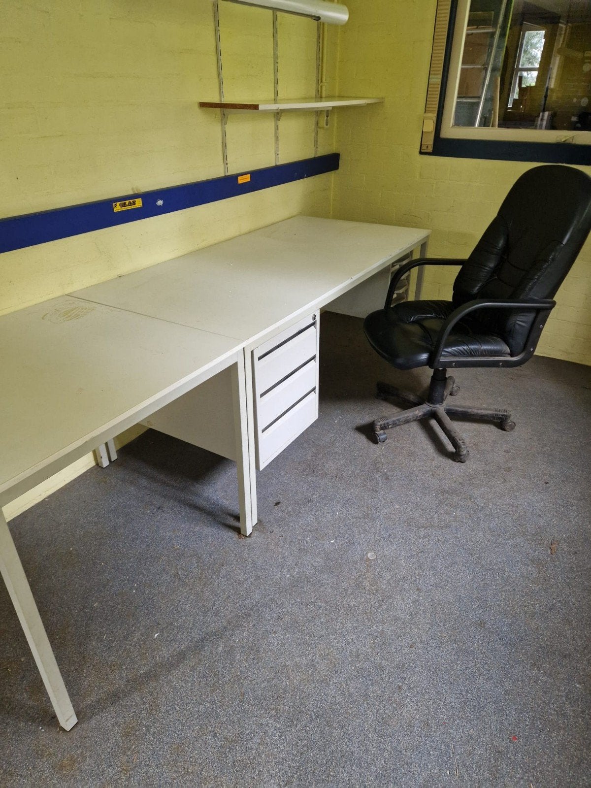 Gratis ruim wit bureau met lades - Ideaal voor kantoor/thuis, Ophalen, Met lades, Gebruikt, Spaanplaat of MDF