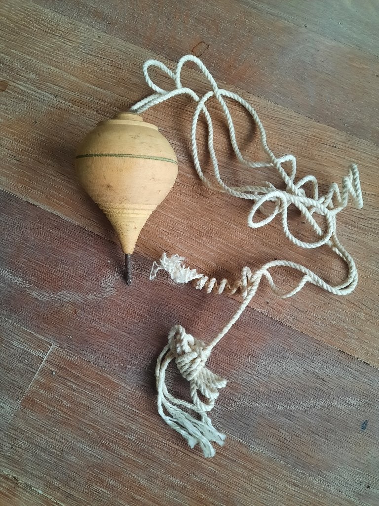 Handgemaakte houten tol met metalen punt, Ophalen of Verzenden, Zo goed als nieuw