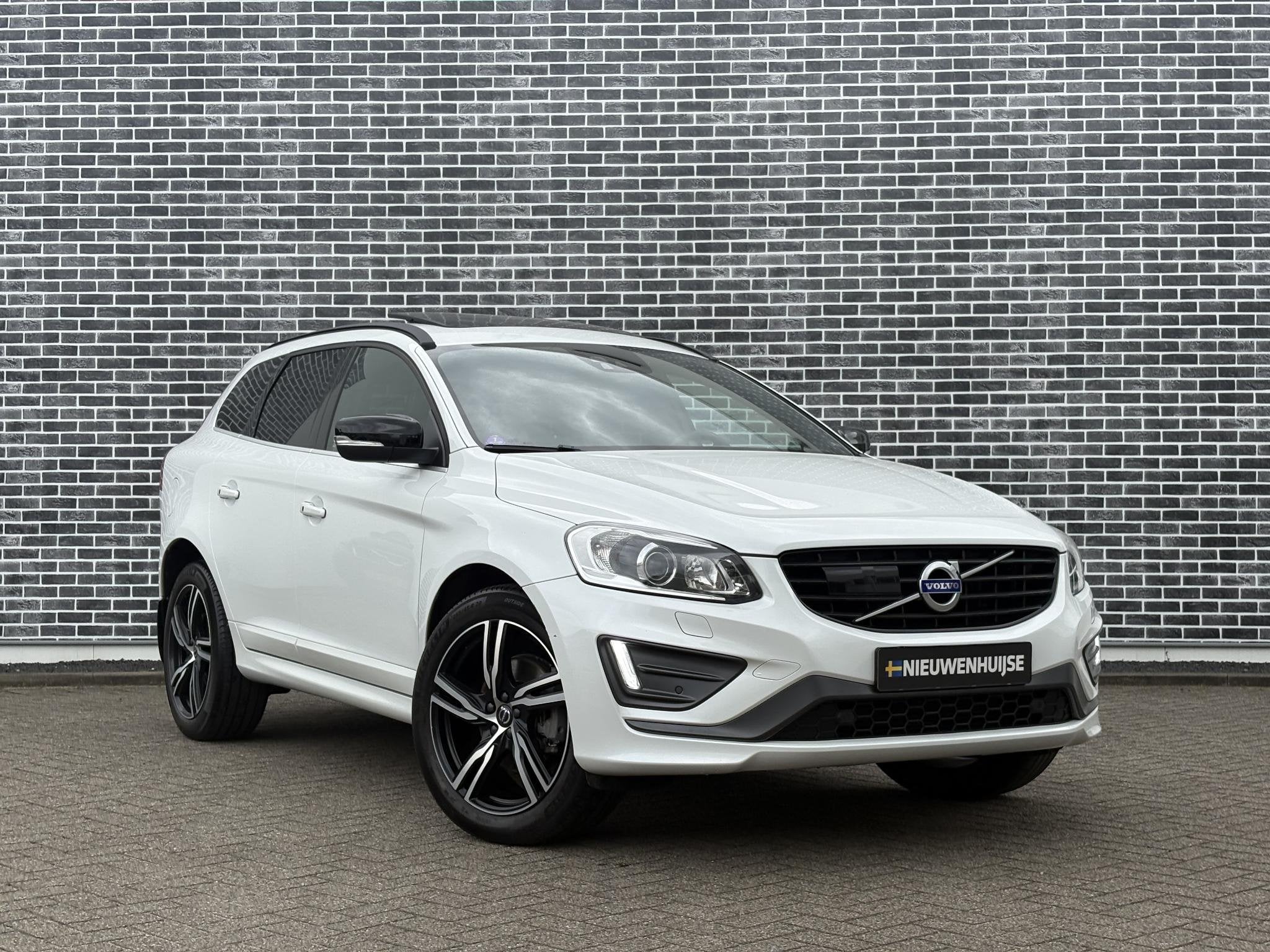 Volvo XC60 2.0 T5 FWD R-Design | Trekhaak | Panoramadak | Ac, 15 km/l, Gebruikt, 4 cilinders, Wit