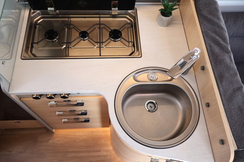 Foto 16 van Hymer BMC-I 600 WhiteLine ! BOVENKASTEN ! ALDE ! E&P LEVEL !