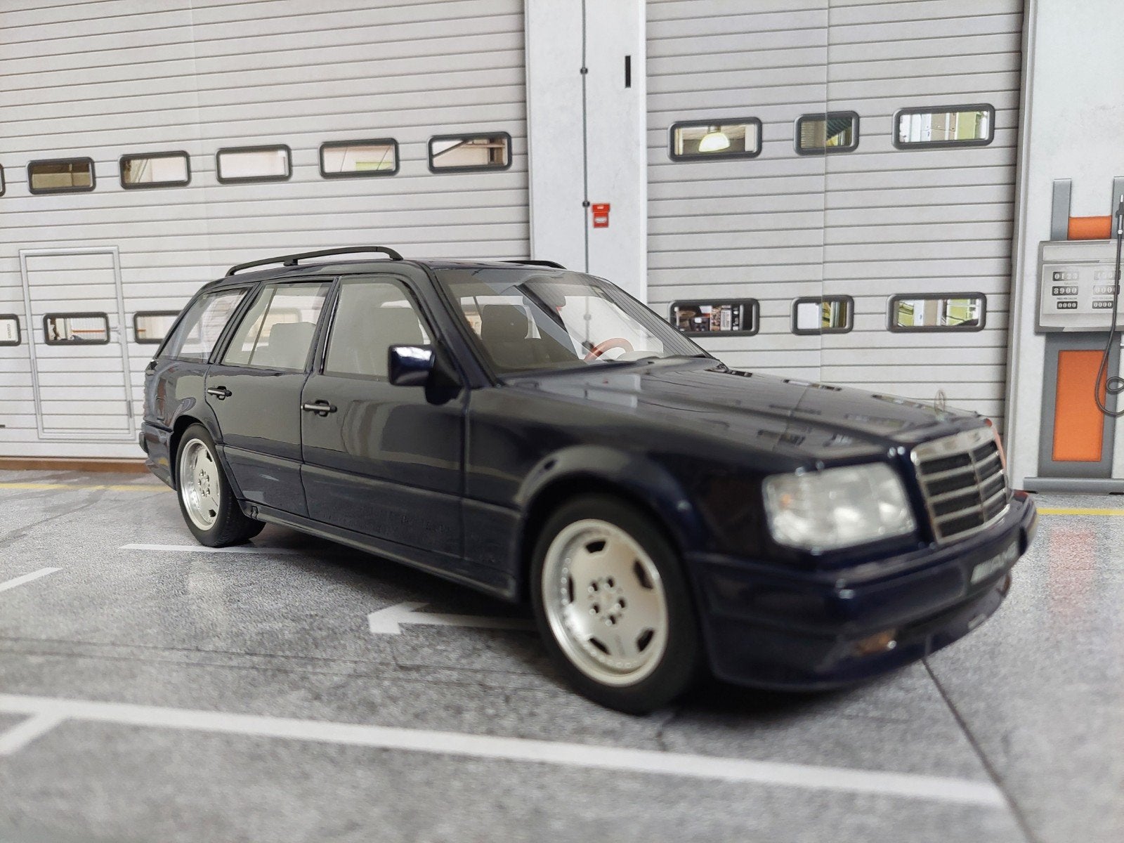Mercedes E36 amg S124  van Ottomobile ot753  blauw metallic, Hobby en Vrije tijd, Ophalen, Zo goed als nieuw, Auto, OttOMobile