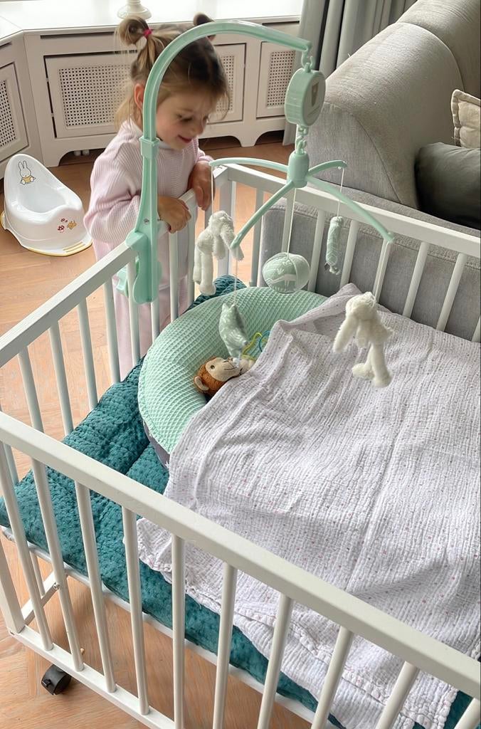 Witte vierkante box op wieltjes inclusief boxkleed en mobiel, Kinderen en Baby's, Ophalen, Gebruikt, Vierkant, Boxkleed
