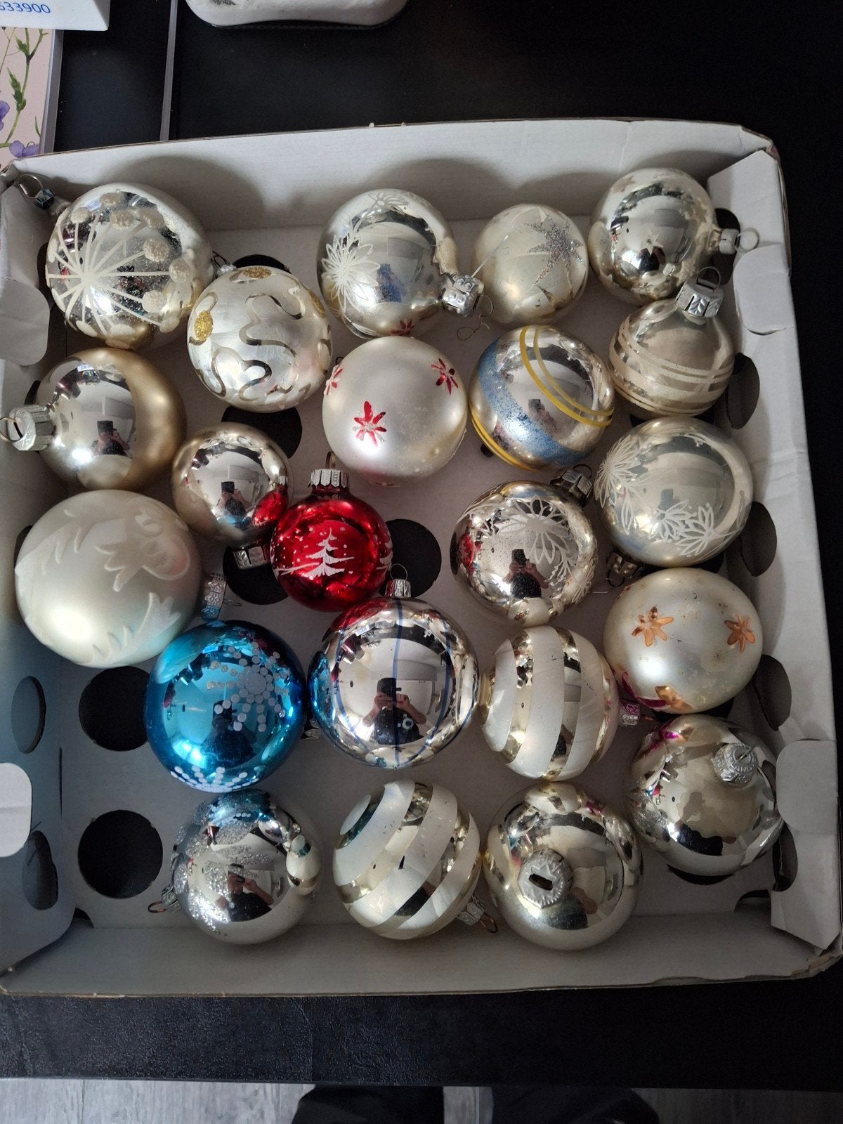 blad met 22 mooie kerst ballen., Diversen, Ophalen