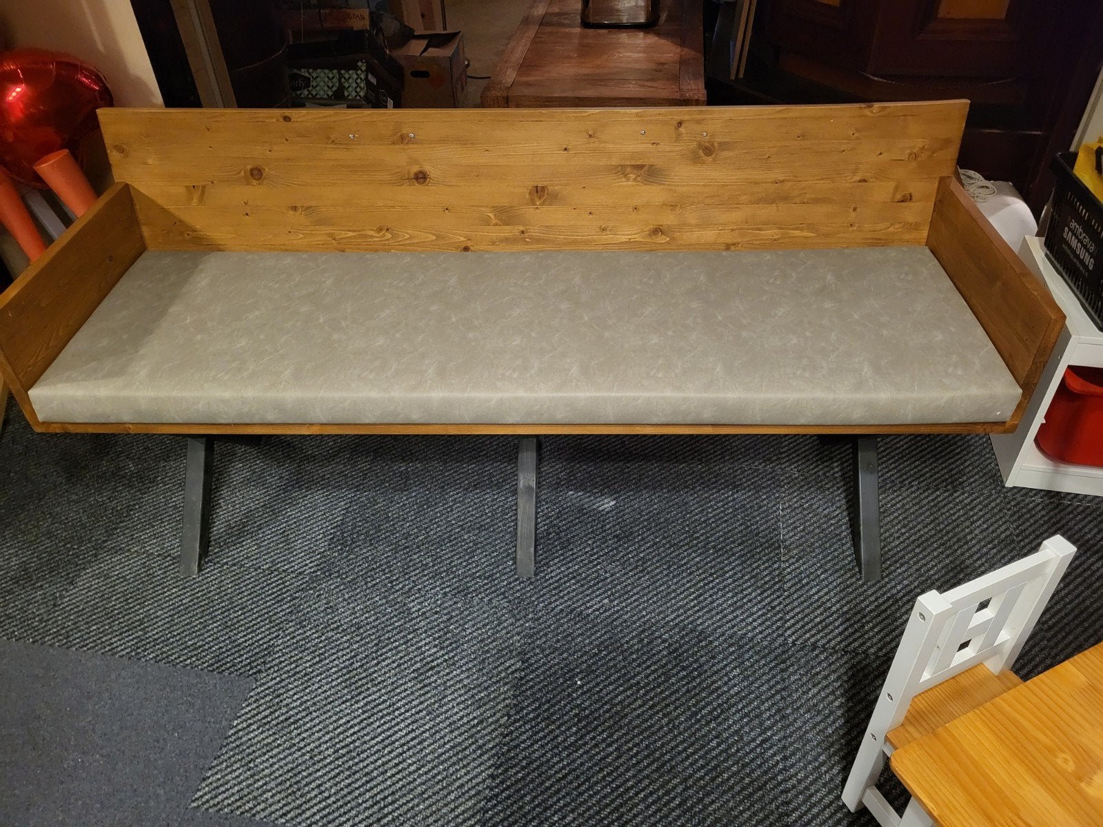 Handgemaakte eetbank met kruispoot en kussen, Ophalen, Gebruikt, Hout, Minder dan 75 cm
