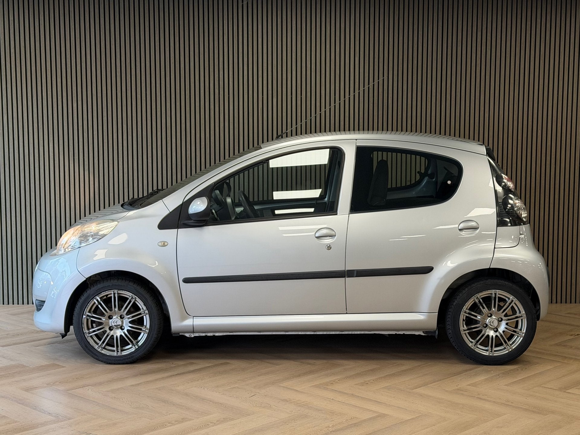 Citroen C1 1.0-12V Ambiance AUT. 5DRS AIRCO AUX ELEKTR. RAME, Stof, Gebruikt, Met garantie (alle), 4 stoelen