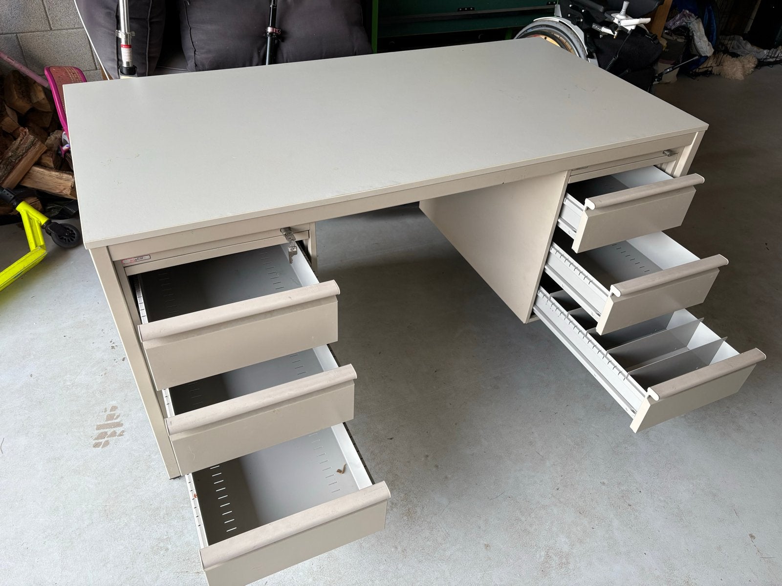 Stevig metalen bureau met lades, Ophalen, Overige typen, Gebruikt, Met lades