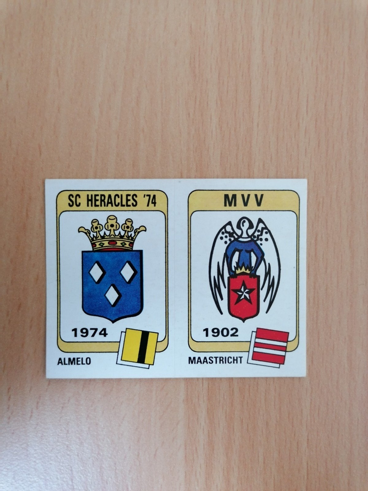 Panini Voetbal 84 #320 SC Heracles en MVV embleem., Ophalen of Verzenden, Zo goed als nieuw