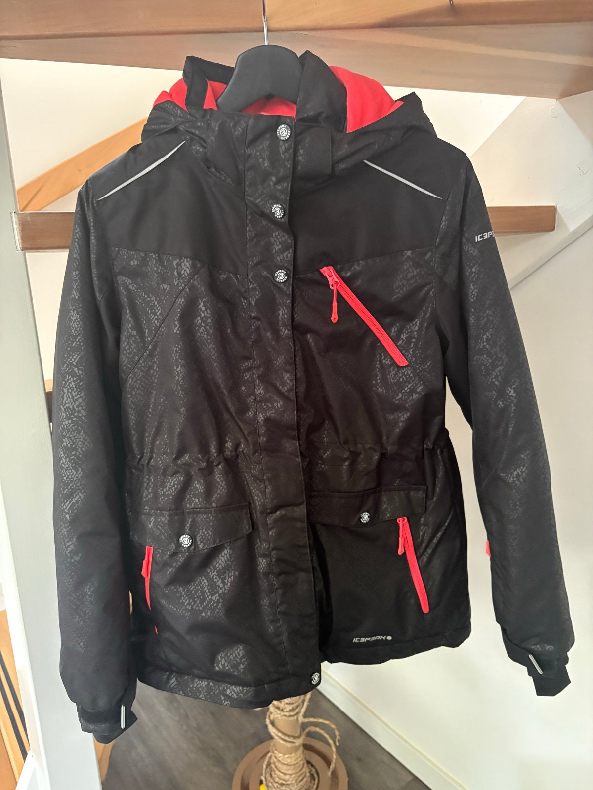 Icepeak ski-jas zwart met neonrood, maat 164, Kinderen en Baby's, Kinderkleding | Maat 164, Zo goed als nieuw, Meisje, Jas, Ophalen of Verzenden