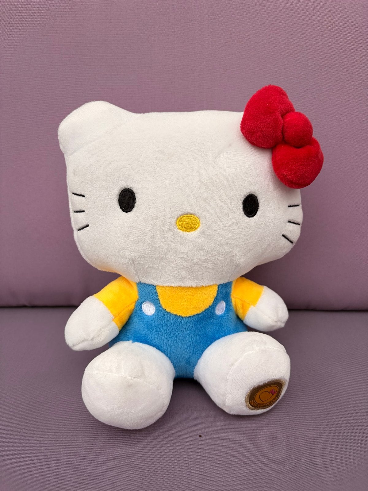 Hello Kitty knuffel in blauwe tuinbroek, rood strikje 22cm, Kinderen en Baby's, Overige merken, Verzenden, Blauw, Hello Kitty