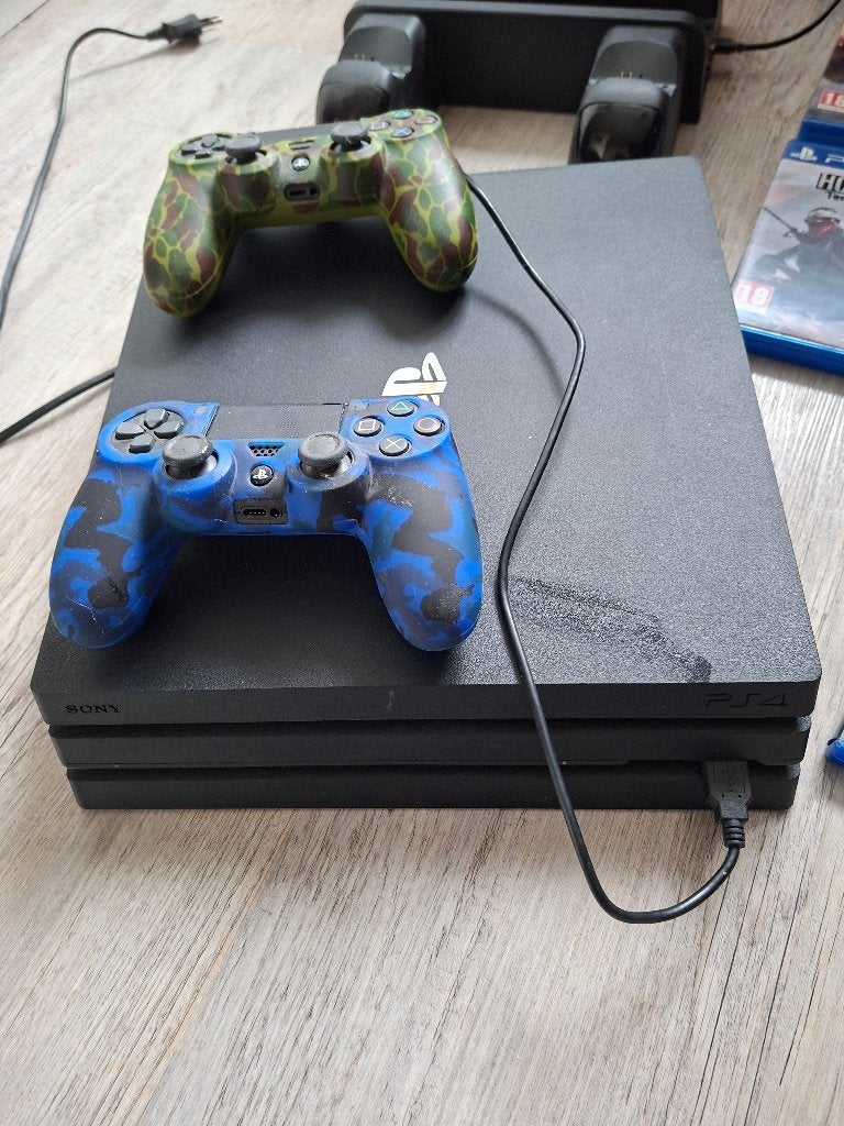 PS4 pro (1TB), Spelcomputers en Games, Ophalen, Met 2 controllers, 1 TB, Pro
