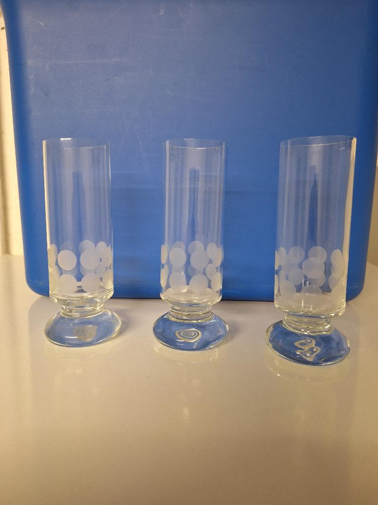 3 mooie glazen met zware voet jaren 70, Huis en Inrichting, Keuken | Servies, Glas of Glazen, Ophalen of Verzenden, Overige stijlen