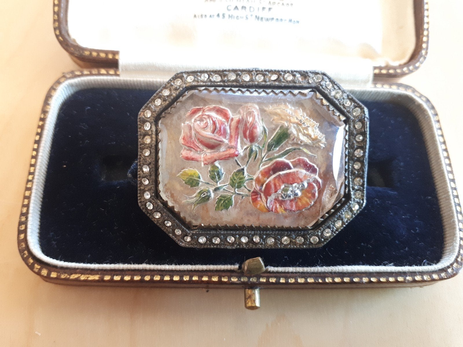 Antieke Goofus Glas Intaglio Broche met Bloemen., Sieraden, Tassen en Uiterlijk, Antieke sieraden, Ophalen of Verzenden, Overige materialen