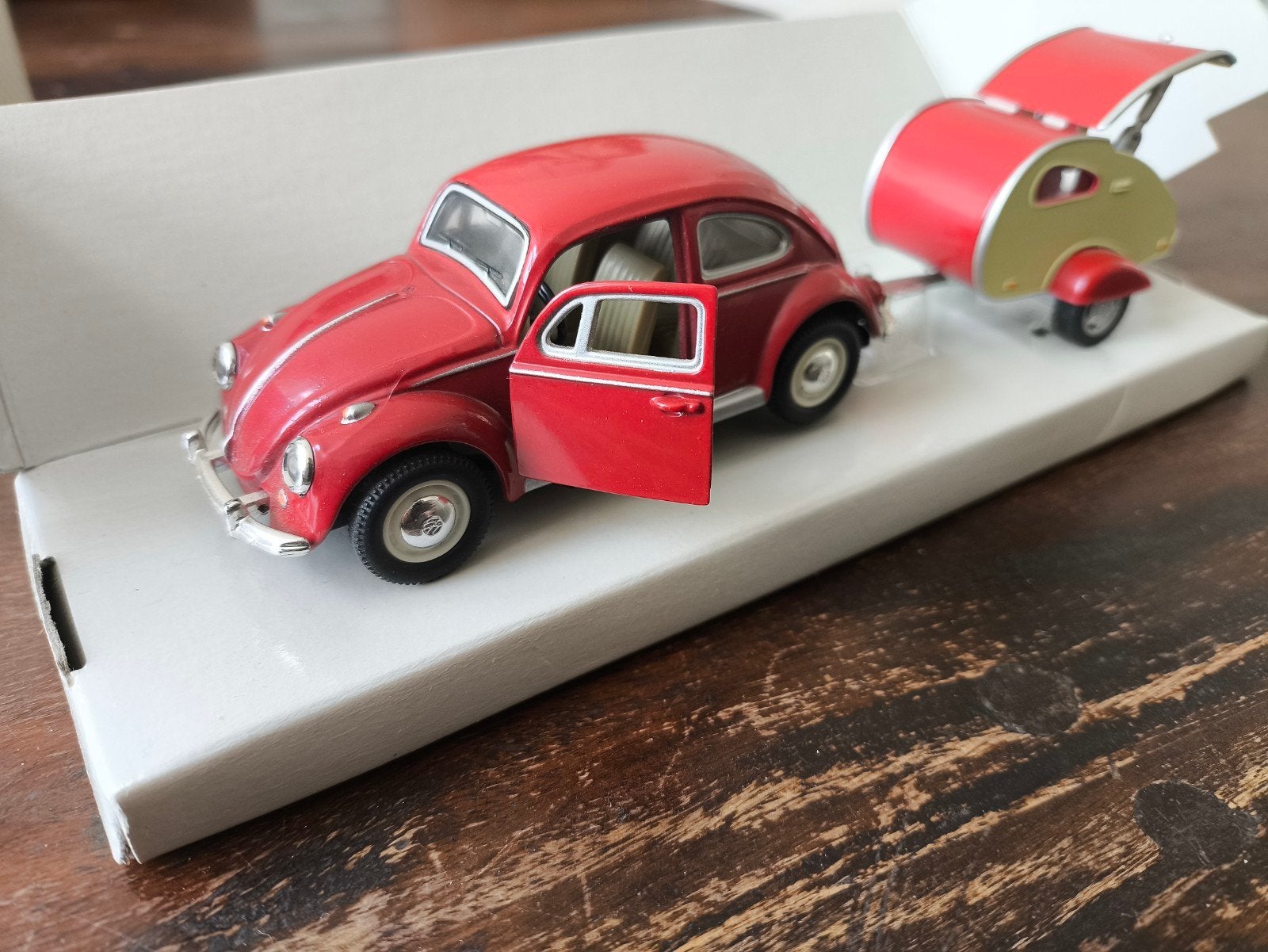 Schuco Volkswagen Kever 1:43 rood met woonwagen, Hobby en Vrije tijd, Ophalen of Verzenden, Zo goed als nieuw, Auto, Schuco