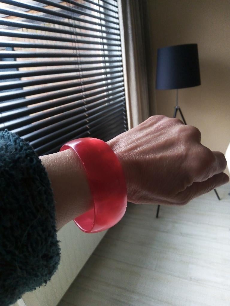 vintage dik bangle rode armband uit de jaren 80, Sieraden, Tassen en Uiterlijk, Armbanden, Ophalen of Verzenden, Gebruikt, Rood