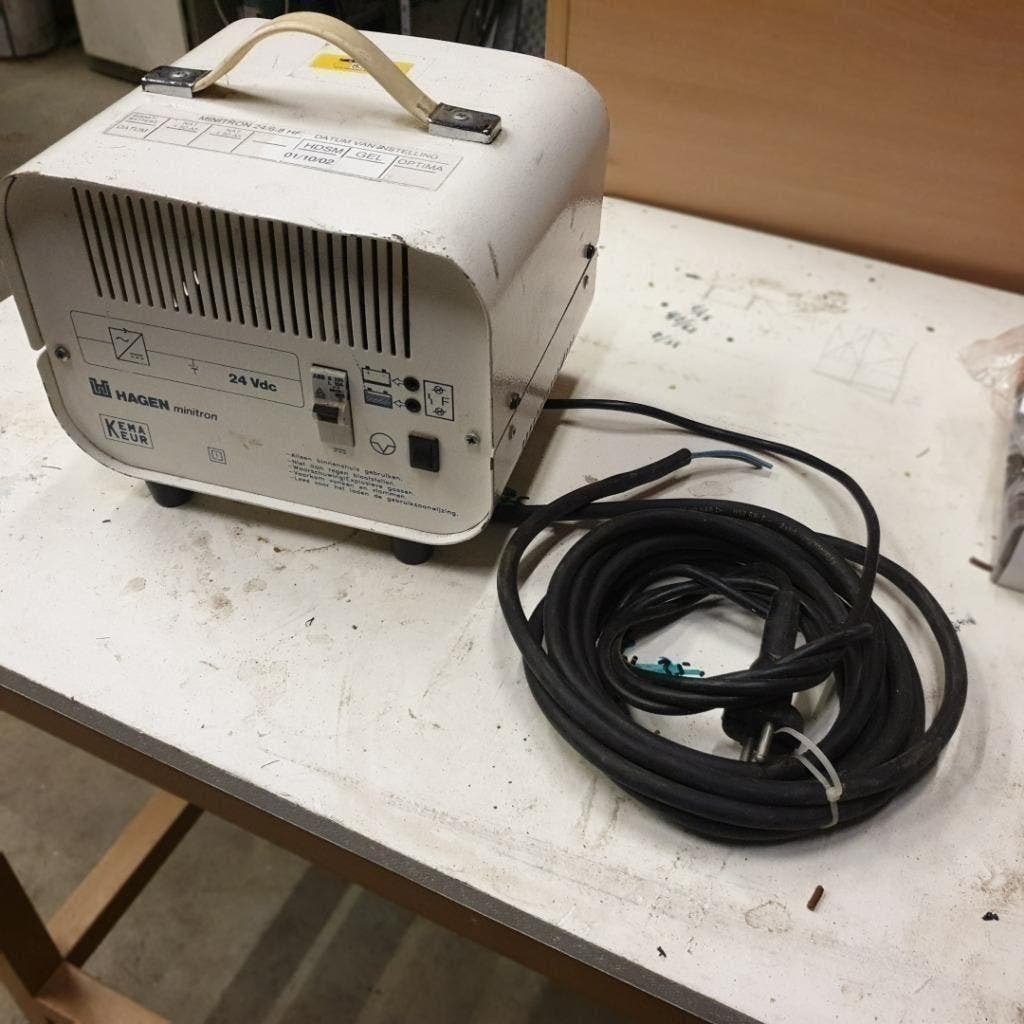 2x acculader  VOEDING  24 volt / 8 Amp  en 12 volt / 25 Amp, Ophalen, Gebruikt