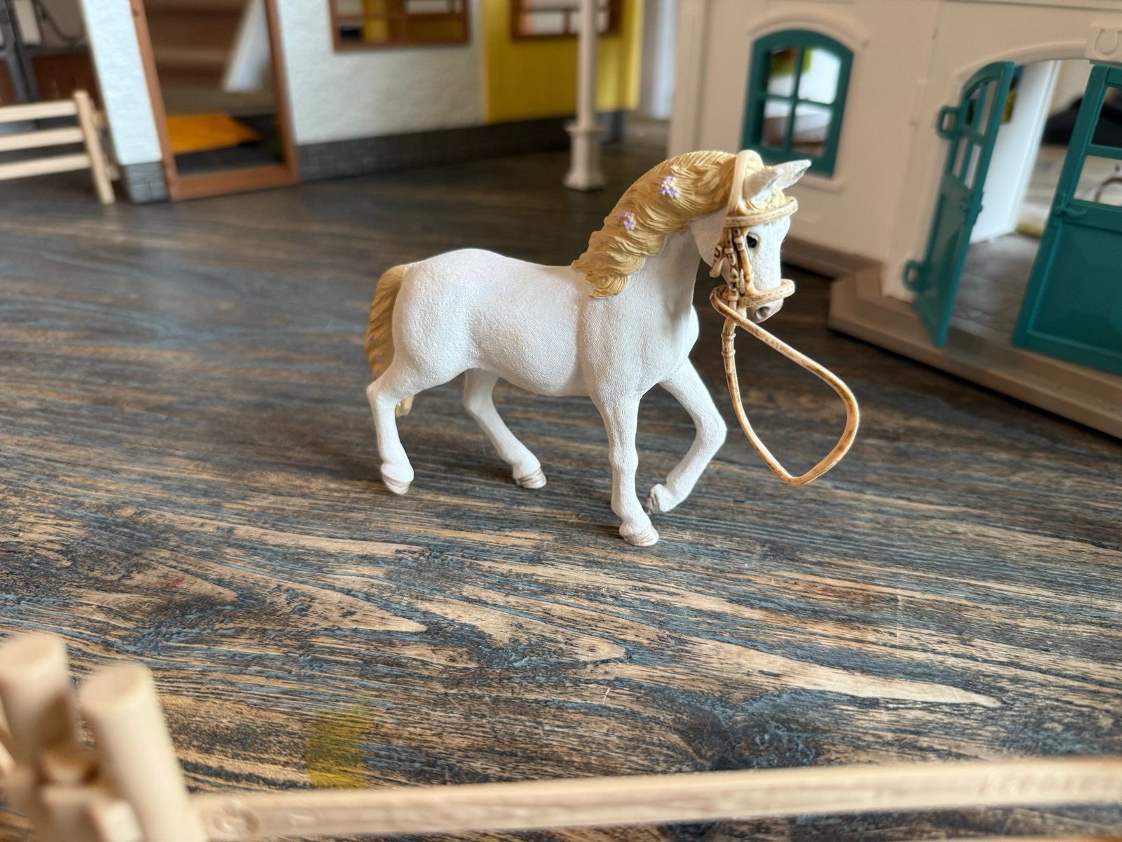 Schleich paard met hoofdstel - Wit paardje, Ophalen of Verzenden, Zo goed als nieuw, Jongen of Meisje