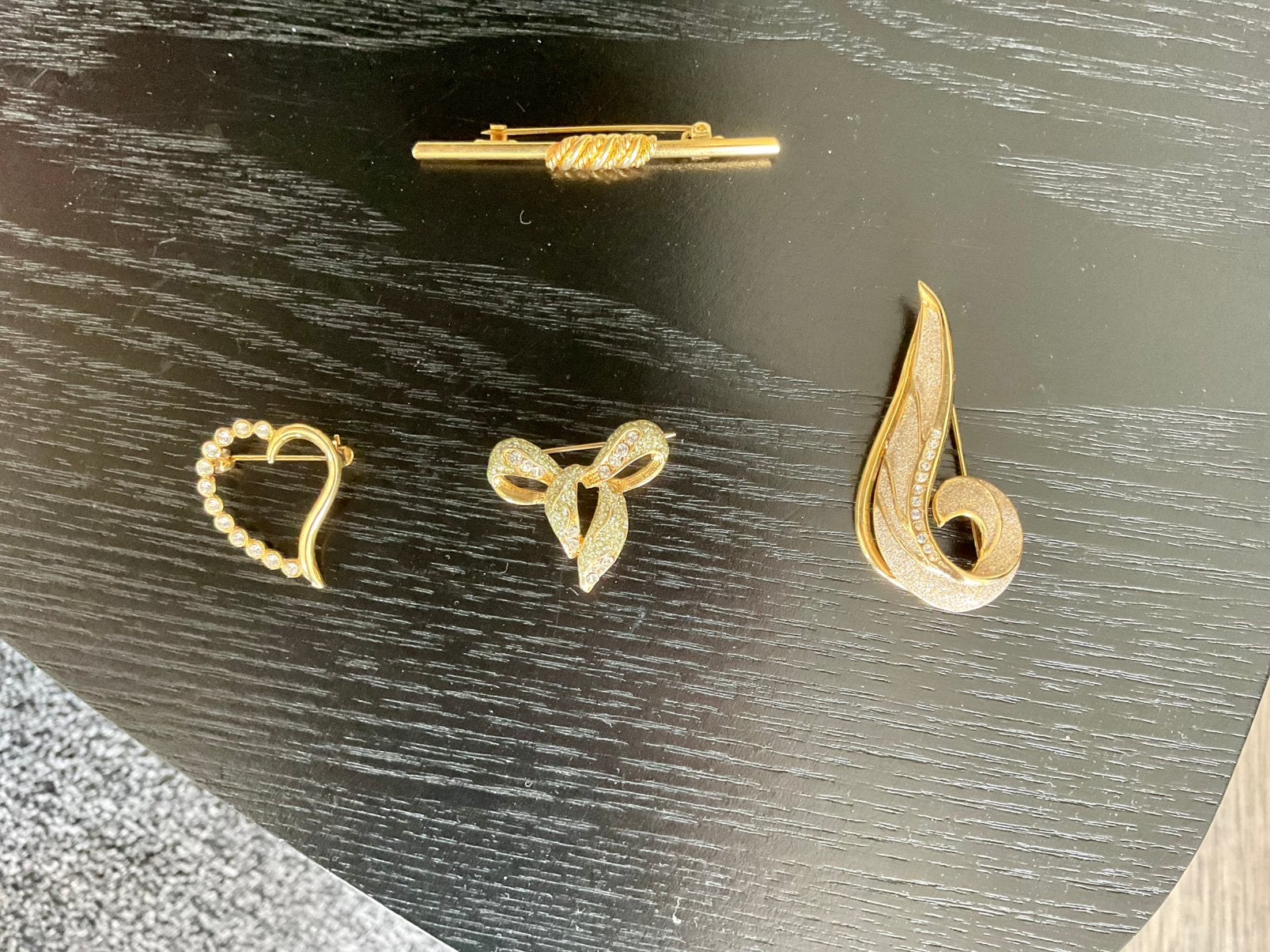 Broche : goudkleurig - 4 stuks, Sieraden, Tassen en Uiterlijk, Broches, Ophalen, Zo goed als nieuw, Goud, Overige materialen