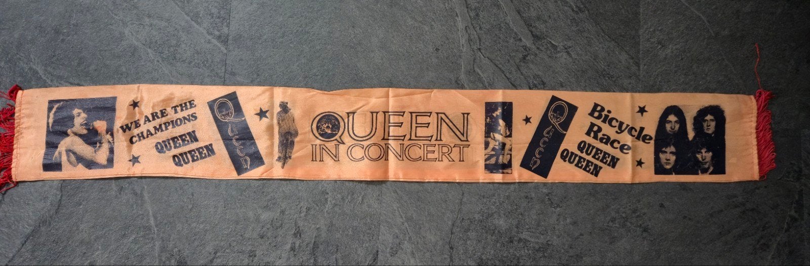 Vintage Queen sjaal - In Concert, We Are The Champions, Ophalen of Verzenden, Gebruikt, Kleding